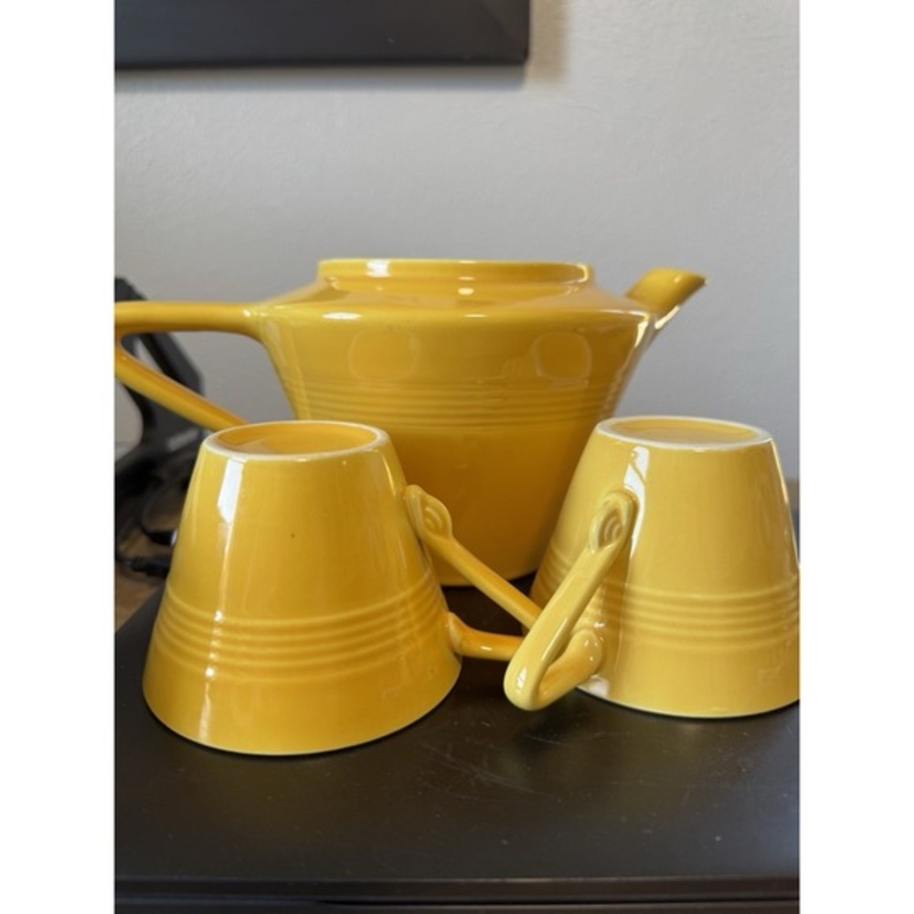 Harlequin‎ Teapot And Two Cups